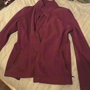 The north face women fleece burgundy color sweater